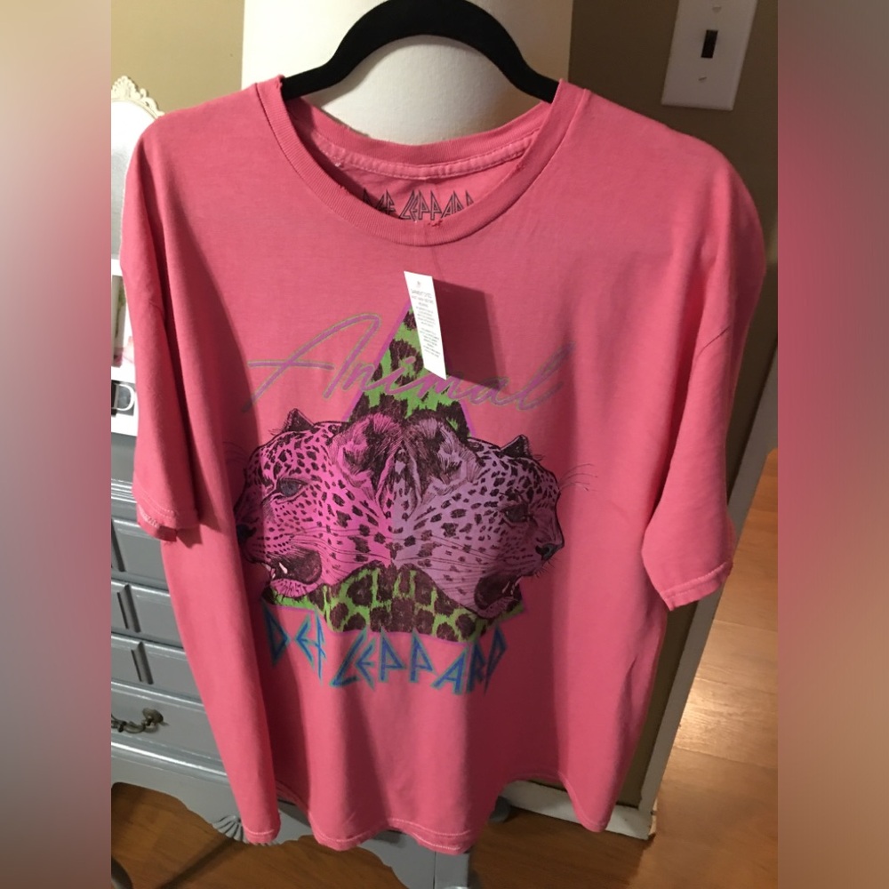 T-Shirt Brand-Def Leppard size S/M multiple color. Loose fit. Graphics design.